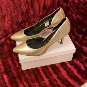 Gold pumps